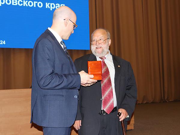 Награждение научного руководителя ИВЭП ДВО РАН Б.А. Воронова