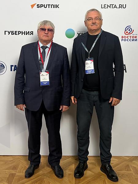 Участники форума: директор ХФИЦ ДВО РАН 
И.Ю. Рассказов и зам. директора 
по научной работе И.Н. Пугачёв