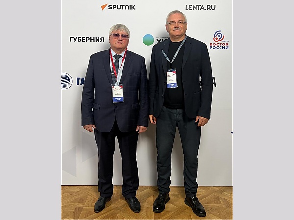 Участники форума: директор ХФИЦ ДВО РАН 
И.Ю. Рассказов и зам. директора 
по научной работе И.Н. Пугачёв
