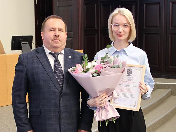 Награждение помощника директора ИВЭП ДВО РАН 
Д.Н. Маркиной