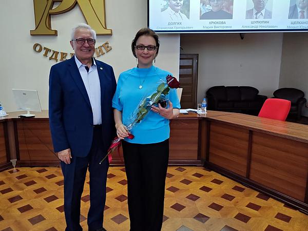 Председатель ДВО РАН Ю.Н. Кульчин поздравил 
члена-корреспондента РАН М.В. Крюкову