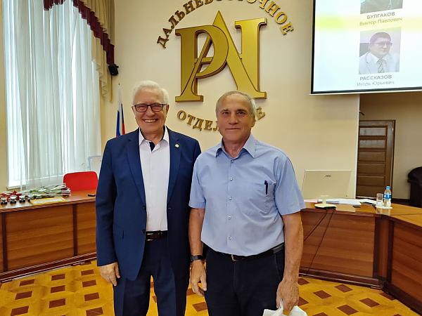 Председатель ДВО РАН Ю.Н. Кульчин поздравил академика РАН С.И. Смагина