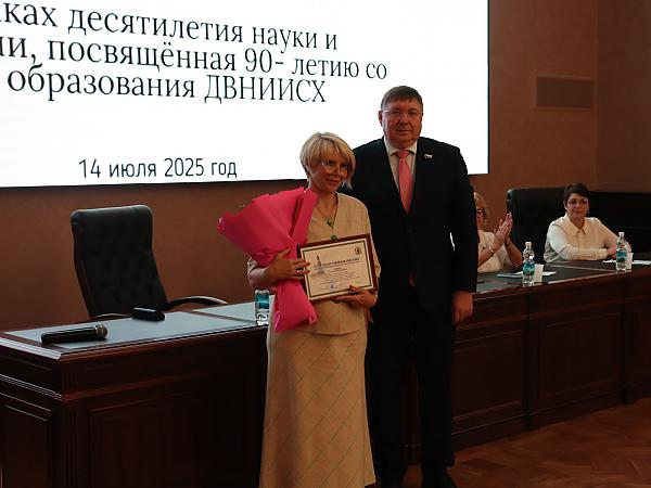 Председатель постоянного комитета Законодательной думы края В.Ю. Постельник вручил 
Благодарственное письмо Т.А. Асеевой
