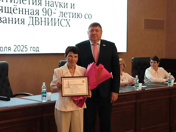 Председатель постоянного комитета Законодательной думы края В.Ю. Постельник вручил 
Благодарственное письмо Н.Ф. Ключниковой