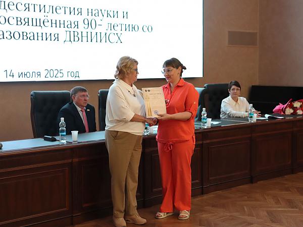 Награждение научного сотрудника 
А.А. Лукашиной