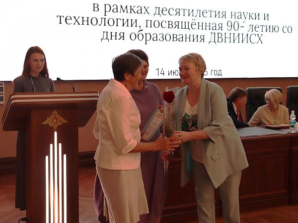 Награждение старшего научного сотрудника 
Т.К. Юречко 