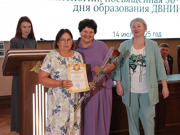 Награждение главного специалиста по кадрам 
Н.Н. Воробцовой