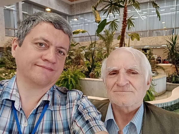 Старший научный сотрудник ВЦ ДВО РАН А.А. Каширин  с профессором А.С. Гаспаряном 