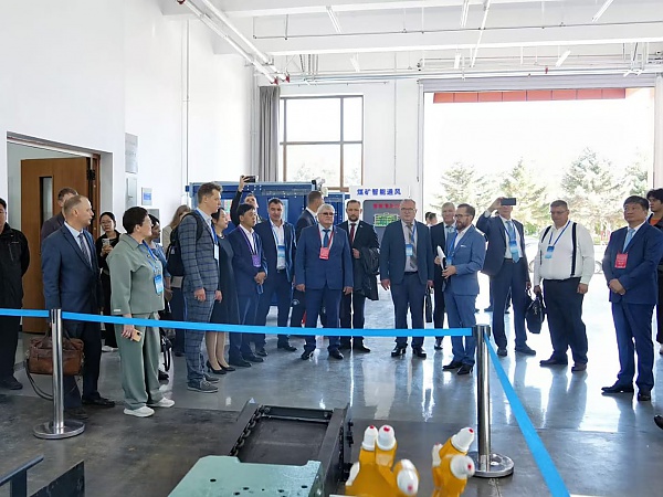 Экскурсию по лаборатории провел ведущий научный сотрудник ИГД ДВО РАН К.В. Прохоров