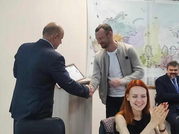 Награждение старшего научного сотрудника 
А.П. Грунина