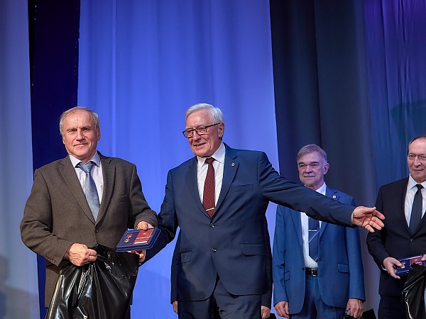 Вручение Золотой медали академику С.И. Смагину