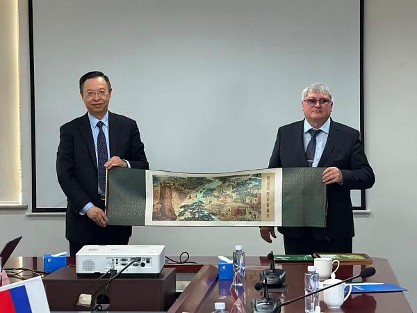 Председатель правления корпорации BGRIMM Хан Лонг вручил полотно с изображением добычи золота