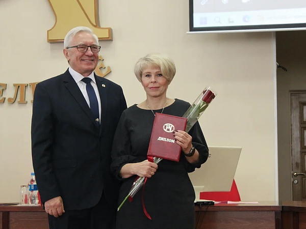 Диплом лауреата вручен члену-корреспонденту РАН Т.А. Асеевой