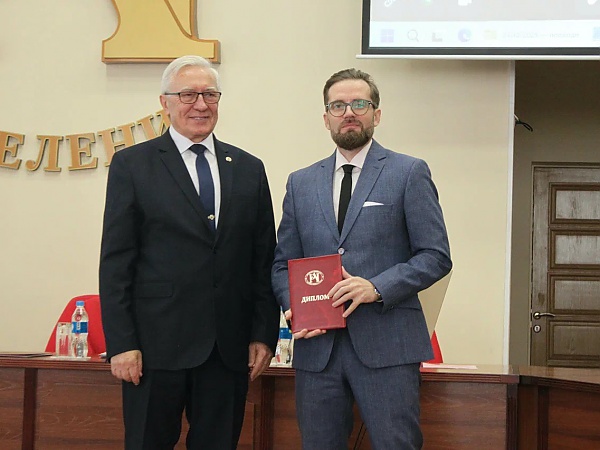 Диплом лауреата вручен кандидату технических наук К.В. Прохорову