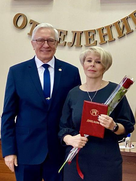 Вручение  Т.А. Асеевой диплома лауреата 
премии ДВО РАН имени академика А.К. Чайки