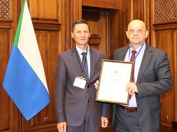 Первый замминистра природных ресурсов края края В.Н. Морозов вручил Благодарность губернатора края директору ИГД А.Н. Шулюпину (2023 г.)