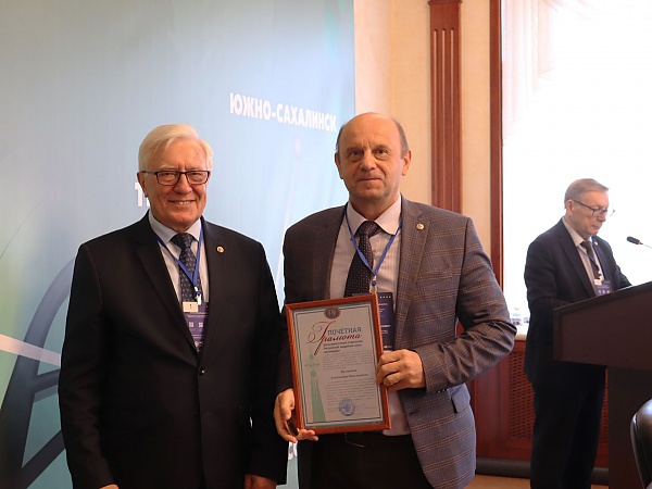 Почетным знаком и Почетной грамотой ДВО РАН награжден директор ИГД ДВО РАН А.Н. Шулюпин