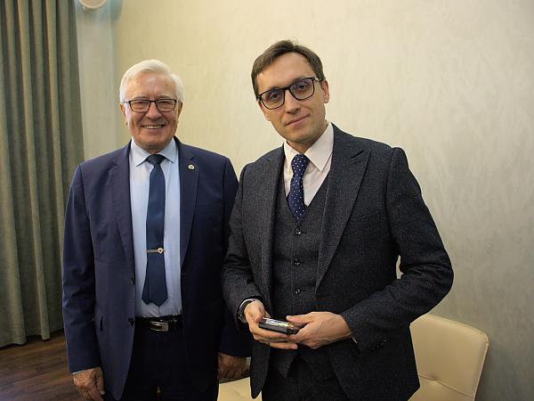 Вручение Почетного знака ректору Тихоокеанского государственного университета Ю.С. Марфину